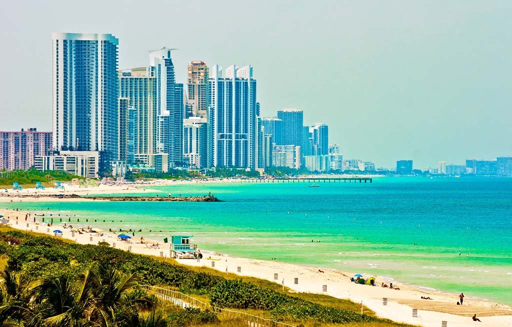 Vista de Miami, playa y rascacielos