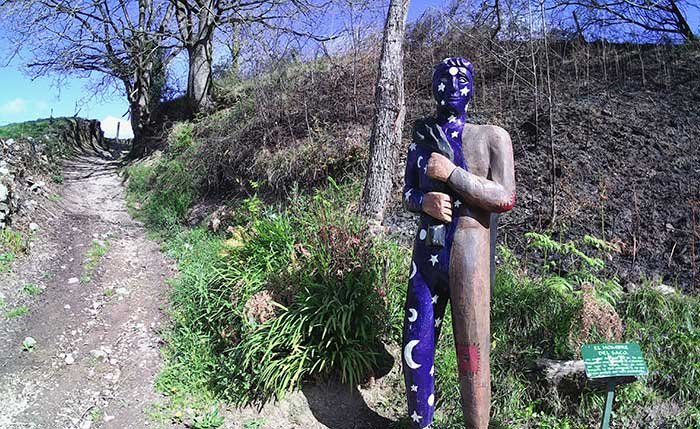 Tallas de madera en El Camín Encantáu