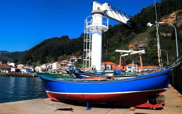 Chalana en el puerto pesquero