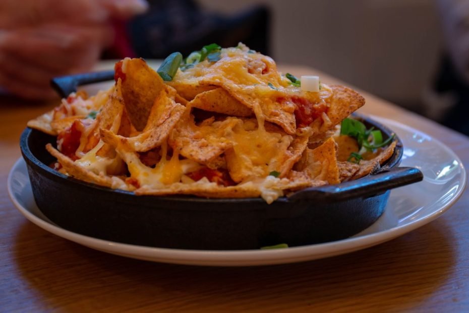 Receta de nachos con carne, queso y guacamole